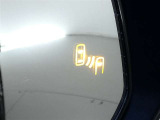 隣車線を走る車両をレーダーで検知し、ドアミラーでは確認しにくい後側方エリアに存在する車両に加え、急接近してくる車両も検知します。車両を検知するとドアミラーに搭載されたLEDインジケーターが点灯します。