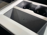 ワイヤレスデバイスチャージ お持ちのスマートフォンを置くだけで充電可能です!コードレスなので、コードを探す必要も無く、車内もスッキリです!