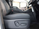 パワーシート搭載。微妙な調整が手軽にでき、ピッタリなポジションで運転することが可能です。