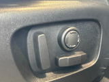 電動パワーシートですので運転中のシート調節も安全に行えます。微調整も可能ですのであなただけのドライビングポジションを実現します。