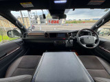 ナローボディーのハイエースとはまったく違った広々とした運転席周り。
