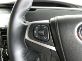 【ステアリングスイッチ】ステアリングから手を伸ばさなくても簡単にオーディオコントロールできますので、安全ですね。