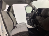 女性でも運転がしやすいように、シートの高さ調整機能(シートリフター)がついています。運転席と助手席の間が空いている為、助手席側への移動がスムーズです。交通量の多い道でも助手席側から乗り降りができます。
