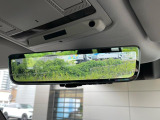 クリアサイトインテリアリアビューミラーは車体に装備したカメラによって、後方の映像がミラーに映し出されます。ミラーユニット下部のレバーで簡単にモード切替も可能です。