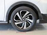 純正のアルミホイール装着車です。タイヤサイズは195/60R17です。