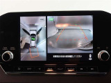 パノラミックビューモニター付きです。車両を上から見たような映像をディスプレイオーディオ画面に表示。運転席からの目視だけでは見にくい、車両周辺の状況をリアルタイムでしっかり確認できます。