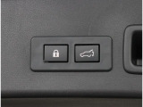 スイッチひとつで電動開閉できるパワーリヤゲート。リヤゲートを閉めると同時に全ドアを施錠するロックシステムも採用。スイッチひとつで「閉める」と「施錠」の操作を一度に行えて便利です。
