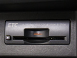 コンソール内一体型のビルトインETC装備!見た目の部分も良いですが、ETCカードの盗難防止になる設置箇所です!料金所の渋滞回避!時間帯・日によって料金の軽減を受けられます!ストレス知らずのドライブ!