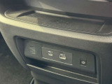 ワイヤレス充電が搭載されているのでお手持ちの携帯電話を置くだけで充電が可能です。