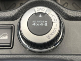 【オールモード4&times;4】2WD/4WDモードを手軽に切り替え可能。燃費重視の2WD、スタック時に役立つLOCK、AUTOモードでは4WDの配分を自動で調整し、路面状況を問わず安定した走りをサポート。