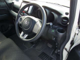 運転席の足元も広く運転しやすいです!!