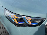 LEDヘッドライト。先進のLEDテクノロジーを採用。照射される白色光の周波特性は太陽に近く、バイキセノンヘッドライトを上回るコントラストでさらに明るく輝きます。悪天候の日でも優れた視認性を発揮します。