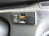 片側電動スライドドアのスイッチ付です。車内からもスイッチひとつで楽にドアの開閉が可能です。電動なので開閉時に力を使う必要がなく、半ドアになることもありません!