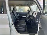 運転席の足元は広々としており、座席は大きく前後にスライド出来るので自分に合ったポジションで運転する事が出来ます。アクセルやブレーキにクセもなくとても運転のしやすい車両です。