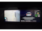 様々な情報を映し出すマルチファンクションディスプレイ。シフトレバーをリバースにすると連動してサイドカメラ映像&バックセンサーに切り替わります。スイッチ一つでフロントカメラへの切り替えも出来ます