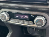 【オートエアコン】一度お好みの温度に設定すれば、車内の温度を検知し風量や温度を自動で調整。暑い&hellip;寒い&hellip;と何度もスイッチ操作をする必要はありません。快適な車内空間には必須の機能ですね♪