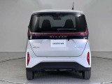 【細かい細部まで洗浄済】エンブレムやヒンジ部分まで細部にわたって洗浄しております。