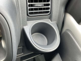 運転席の手の届く場所にはドリンクホルダーがございます(^^) ドライブ中の水分補給もバッチリです♪
