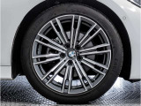 【BMWアロイホイル】軽量かつ強度に拘ったアロイホイル。走行性能ポテンシャルを引き出す設計。車の足元を引き締めてくれる大きなポイントはアロイホイルです。