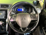 インテリアに合わせたデザインのステアリングは、運転される方のことも考え、運転しやすい形状、大きさです。是非一度、実際に触ってお確かめください。