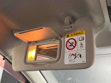 サンバイザーミラーもライト付きです♪