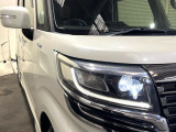 【LEDヘッドライト】悪天候や夜間走行時も良好な視界を確保し安心して運転できる高輝度LEDヘッドライトを装備!点灯速度が早く、消費電力も抑えられています。