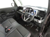 シンプルで使いやすいデザインの運転席です。