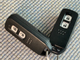 スマートキーは携帯しているだけで、ドアの施錠、解錠、エンジンの始動ができます。