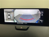 【360&deg;ビュー・モニター】まるでクルマを真上から見下ろしたかのような視点で駐車をサポートします!クルマの斜め後ろや真横など、前後左右の4つのカメラの映像が合成されて、モニターに映し出されます。