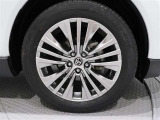 タイヤサイズは(225/55R19)で純正アルミホイールです。
