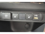 運転席・助手席シートヒーター装備☆  座面と背もたれをすばやく温めるシートヒーターを内蔵。身体を直接温めることができます。 寒い時期には嬉しいアイテムですね♪