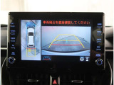 【パノラマモニター】に搭載した4つのカメラにより、車を真上から見ているような映像を表示。運転席から確認しにくい車両周囲の状況を把握できます。