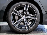 【BMWアロイホイル】軽量かつ強度に拘ったアロイホイル。走行性能ポテンシャルを引き出す設計。車の足元を引き締めてくれる大きなポイントはアロイホイルです。