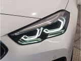 【LEDヘッドライト】先進のLEDテクノロジーを採用。放射される白色光の周波特性は太陽光に近く、バイキセノン・ヘッドライトを上回るコントラストで更に明るく輝きます!