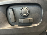 電動パワーシートですので運転中のシート調節も安全に行えます。微調整も可能ですのであなただけのドライビングポジションを実現します。