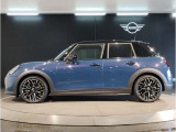 気密性の高いMINIは外観のかわいらしさとは裏腹に、外の雑音を遮り、高級感のある快適なドライブをお楽しみいただけます。