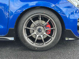 ENKEI製17インチアルミホイールが装着されています!機能美に拘った9本スポークのPF09は剛性を確保しつつ効果的に軽量化されてモデルです!