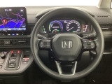 【ハンドル】運転にかかわる様々な操作を安全に行えるように視点移動が少なく操作性に配慮されたスイッチ類が凝縮されたコックピットです。