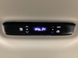 ルーフ中央にエアコン操作パネルがついていますので、2列目・3列目にお乗りの方も快適に過ごせます。