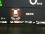 パーキングセンサーシステムは走行中に障害物が迫ると音と表示でお知らせ、低速走行時時の安心感を高めます