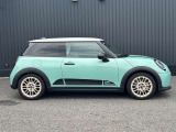 MINI正規ディーラーならではの品質の高い認定中古車を常時20台以上展示しております。