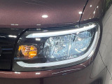 【LEDヘッドライト】悪天候や夜間走行時も良好な視界を確保し安心して運転できる高輝度LEDヘッドライトを装備!点灯速度が早く、消費電力も抑えられています。