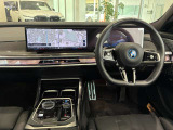 コックピットは、BMWらしくセンター・コンソールがドライバーに向けて傾けられた設計になっています。