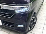 【LEDヘッドライト】悪天候や夜間走行時も良好な視界を確保し安心して運転できる高輝度LEDヘッドライトを装備!点灯速度が早く、消費電力も抑えられています。