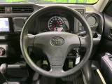 インテリアに合わせたデザインのステアリングは、運転される方のことも考え、運転しやすい形状、大きさです。是非一度、実際に触ってお確かめください。