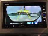 リバースギアに入れるだけで後方の表示へ切り替わります。夜間や雨の日の駐車も楽になりますよ。
