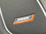 【BOSEサウンドシステム】メーカーオプションの高品位サウンドシステムを搭載。専用のチューニングが施された大小様々なスピーカーから良質なサウンドが奏でられ、臨場感あふれる音響空間を演出します。