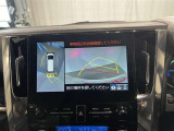 【パノラミックビューモニター】専用のカメラにより、上から見下ろしたような視点で360度車の周囲を確認することができます。