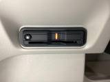 ハンドルの左下にETCがついています。高速道路の料金所の通過も楽々です。カードの取り出しもしやすい場所についています。