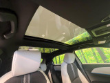 【ガラスルーフ】ガラスルーフ搭載で車内の解放感が一気にアップ!開放的なドライブをお楽しみいただけます。